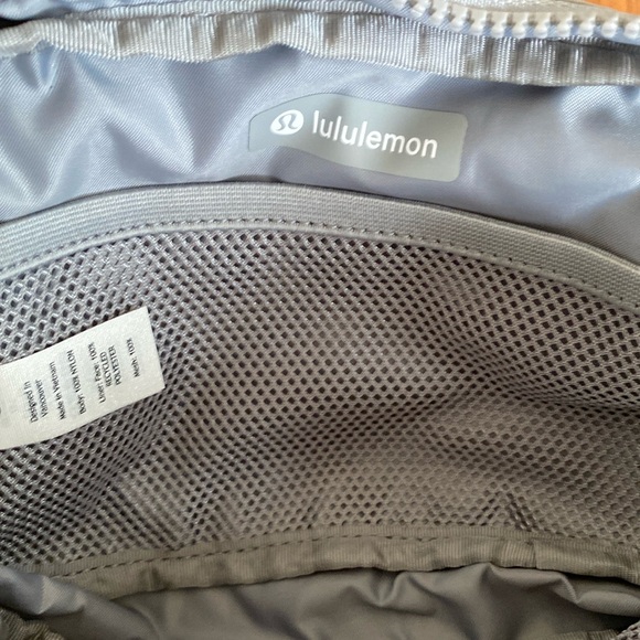 ❤️ Lululemon Extended Strap Everywhere Belt Bag Wordmark Silver Drop/White NWT - Picture 4 of 9